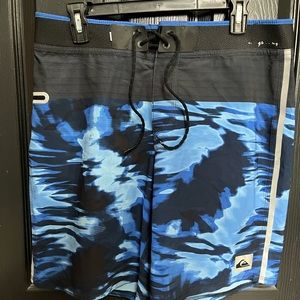 Quiksilver Men’s Highline Repeve Boardshorts Size 31”waist. 19” long w/9”inseam
